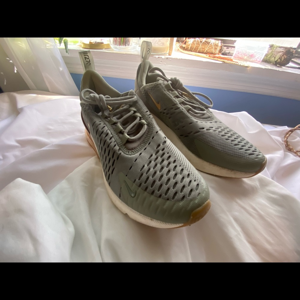 NIKE AIR MAX 270